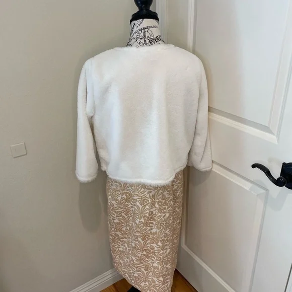 Elegant White Crop Faux Fur Calvin Klein Size Large - Picture 7 of 14